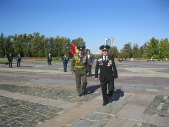 Ветераны из Кыргызстана возложили цветы на Поклонной горе в Москве