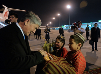 Впервые с 1994 года в Туркменистан прибыл президент Кыргызстана