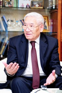 История свидетельствует, что наш народ был чрезвычайно богат, носил одежду, расшитую золотом, ел из золотых блюд, ездил в золотом седле, - известный государственный деятель Казахстана