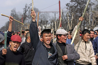 Эксперты: Постепенное вооружение населения в Киргизии — как подливать масла в огонь