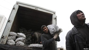 Рубль дешевеет. Денег от мигрантов поступает все меньше