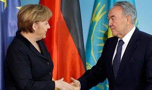 Российский эксперт: Назарбаев - участник игры, правила которой диктует не он