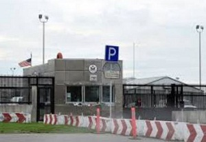 В посольстве США в Бишкеке отказались показать митингующим содержимое секретной диппочты из ОАЭ