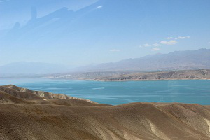 Как изменялись объемы и площадь Токтогульского водохранилища с 1990-х годов