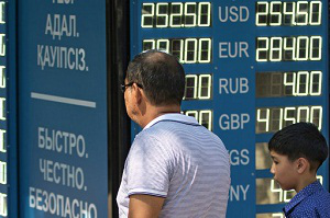 Аналитики: тенге стал лидером по масштабам девальвации
