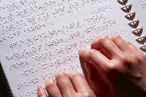 В Кыргызстане незрячим мусульманам раздают Коран, изданный шрифтом Брайля