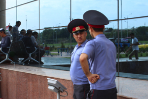 Таджикским полицейским запретят носить кольца и набивать татуировки