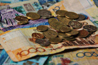 ЕАБР: тенге будет плавно ослабляться