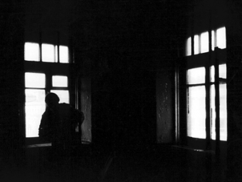 Жителям ашхабадского проспекта Махтумкули закрашивают окна черной краской