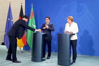 Помощники Бердымухамедова усомнились в качестве немецкой воды