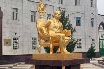 Бердымухамедов посмертно наградил орденом своего предшественника