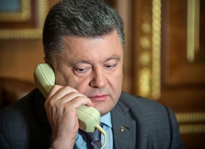 У меня зазвонил телефон: - Кто говорит? - Атамбаев!