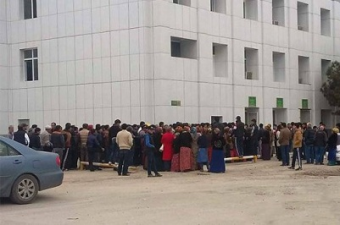 Туркменским бюджетникам запретили стоять в очередях