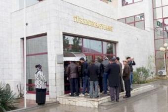 Туркменским бизнесменам разрешили обналичивать только 1000$ в месяц