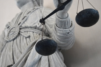 Судебные войны — о защите чести Атамбаева и других политиков