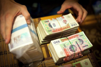 Из-за роста доллара в Узбекистане дорожает импорт и падает спрос