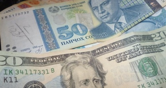 Курс на снижение: сомони продолжает падать, дефицит доллара растет