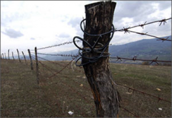 Чиновники обходят пешком кыргызко-узбекскую границу, уточняя ее линию