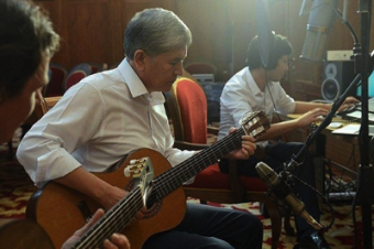 Диск с песнями Атамбаева начали продавать официально