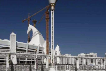 Власти Ашхабада снова изменили скульптуру символа Азиады-2017