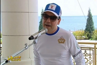 Видео: президент Туркменистана спел новую песню