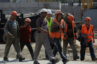 Таджикистан хочет добиться пенсий для мигрантов в России к 2018 году