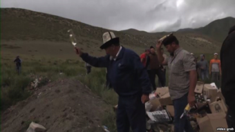 Словами и деньгами: Как внедряют сухой закон в Кыргызстане