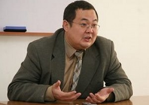 «В Кыргызстане нет других проблем?» – Марат Казакбаев о переходе на латиницу