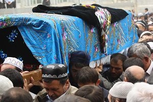 Нельзя громко плакать и посыпать голову землей. В Таджикистане определили порядок проведения траура