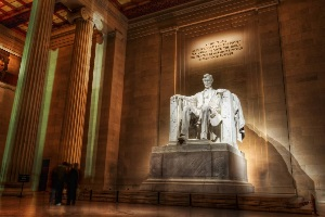 В США кыргызстанцу грозит до 10 лет тюрьмы за порчу памятника Линкольну