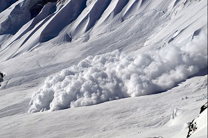Видео: Лавина накрывает альпинистов на пике Ленина в Кыргызстане