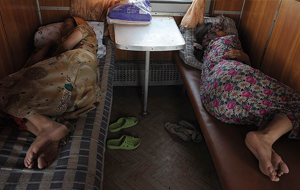 Мигрантам из Узбекистана прокладывают колею в Россию