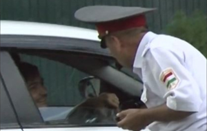 Таджикских милиционеров обязали учить английский