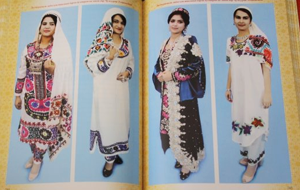 В Таджикистане женщинам запретили мини-юбки, черные платки и калоши