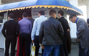 «Черный» курс доллара в Туркмении превысил официальный в шесть раз