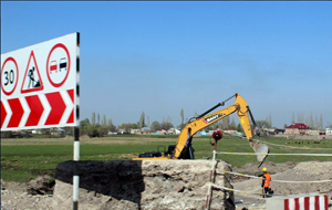 Китай подарил Киргизии $70 млн на ремонт дорог и археологические раскопки