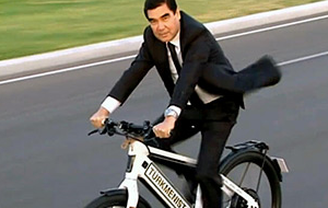 Аркадаг велик. Зачем жителей Туркмении подсаживают на колеса