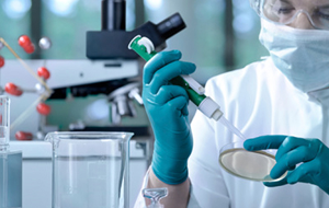 Почему Россию беспокоят биолаборатории США в Казахстане