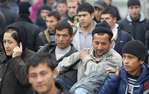 Работодателей в РФ собрались обязать платить страховые взносы за мигрантов