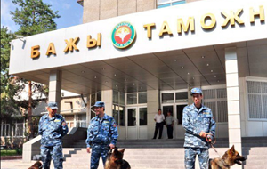 Граждане Киргизии сочли таможню наименее достойным доверия ведомством