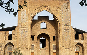 Кирпичом по Тимуридам. Что ждет Ишратхану — самый загадочный памятник Самарканда