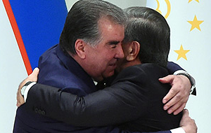 С орденом, но без конфет. Напишут ли в учебниках истории про визит Рахмона к Мирзиёеву