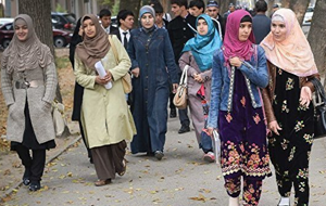 Никаких тапочек и декольте: в Таджикистане утвердили одежду для женщин