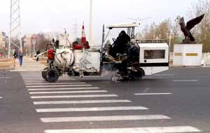 В Туркменистане бюджетники, готовясь к авторалли, вручную моют дороги