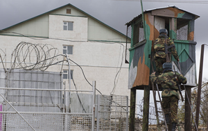 Готовятся к выборам, тренируются — как коротают время за решеткой политики КР