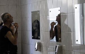 Побрейся и пройди границу. Новые правила для мигрантов