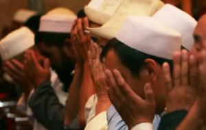 Власти Таджикистана обязали бывших студентов религиозных вузов регулярно являться в милицию