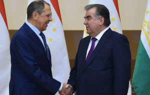 Пенсии мигрантам и модернизация армии: итоги визита Лаврова в Таджикистан