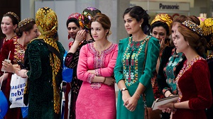 Турецкие полицейские начали задерживать туркменок