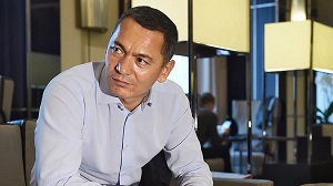 Известный оппозиционер возвращается в страну на фоне парламентского кризиса